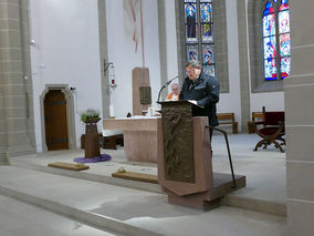 Spendung des Sakraments der Firmung durch Stadtpfarrer W. Johannes Kowal (Foto: Karl-Franz Thiede)